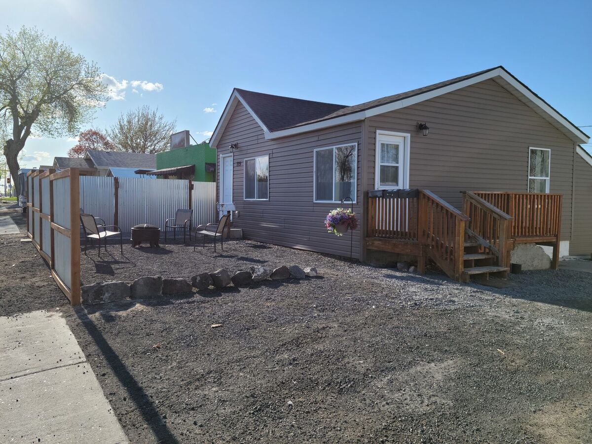 229 Addison photo 2