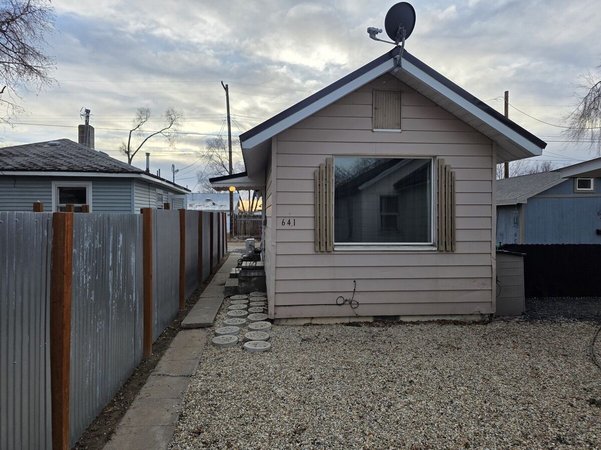 641 2nd Ave W - Photo 1