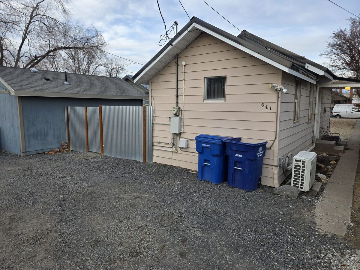 641 2nd Ave W - Photo 2
