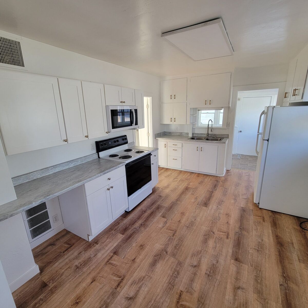 643 2nd Ave W - Photo 8
