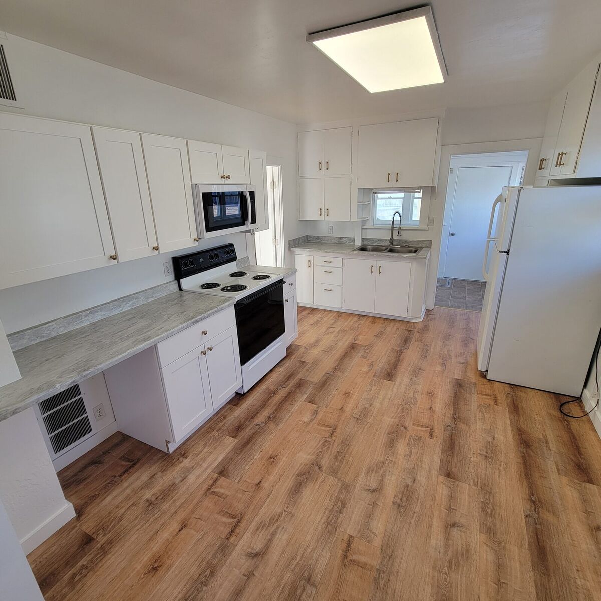 643 2nd Ave W - Photo 9