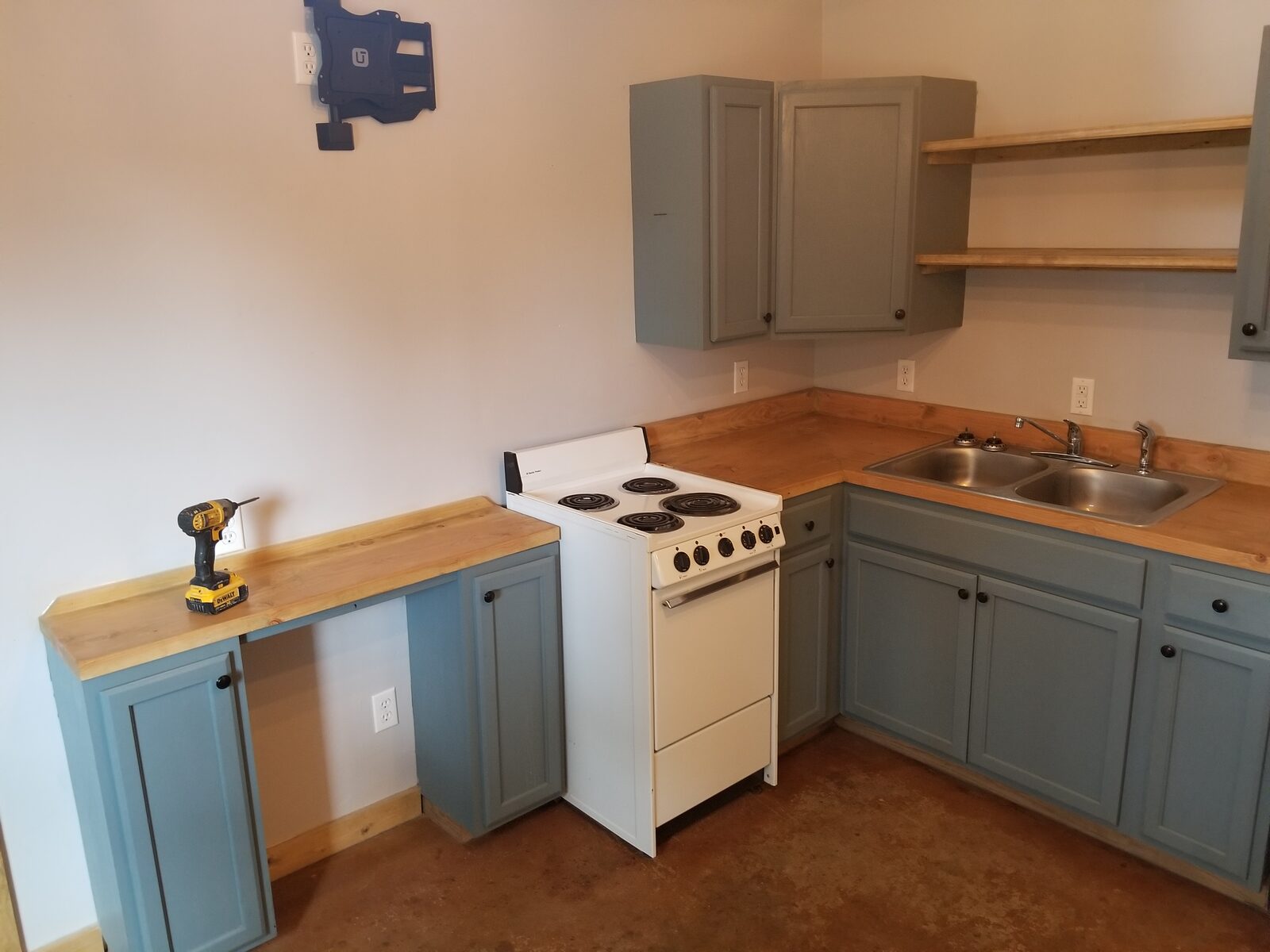645 2nd Ave W - Photo 1