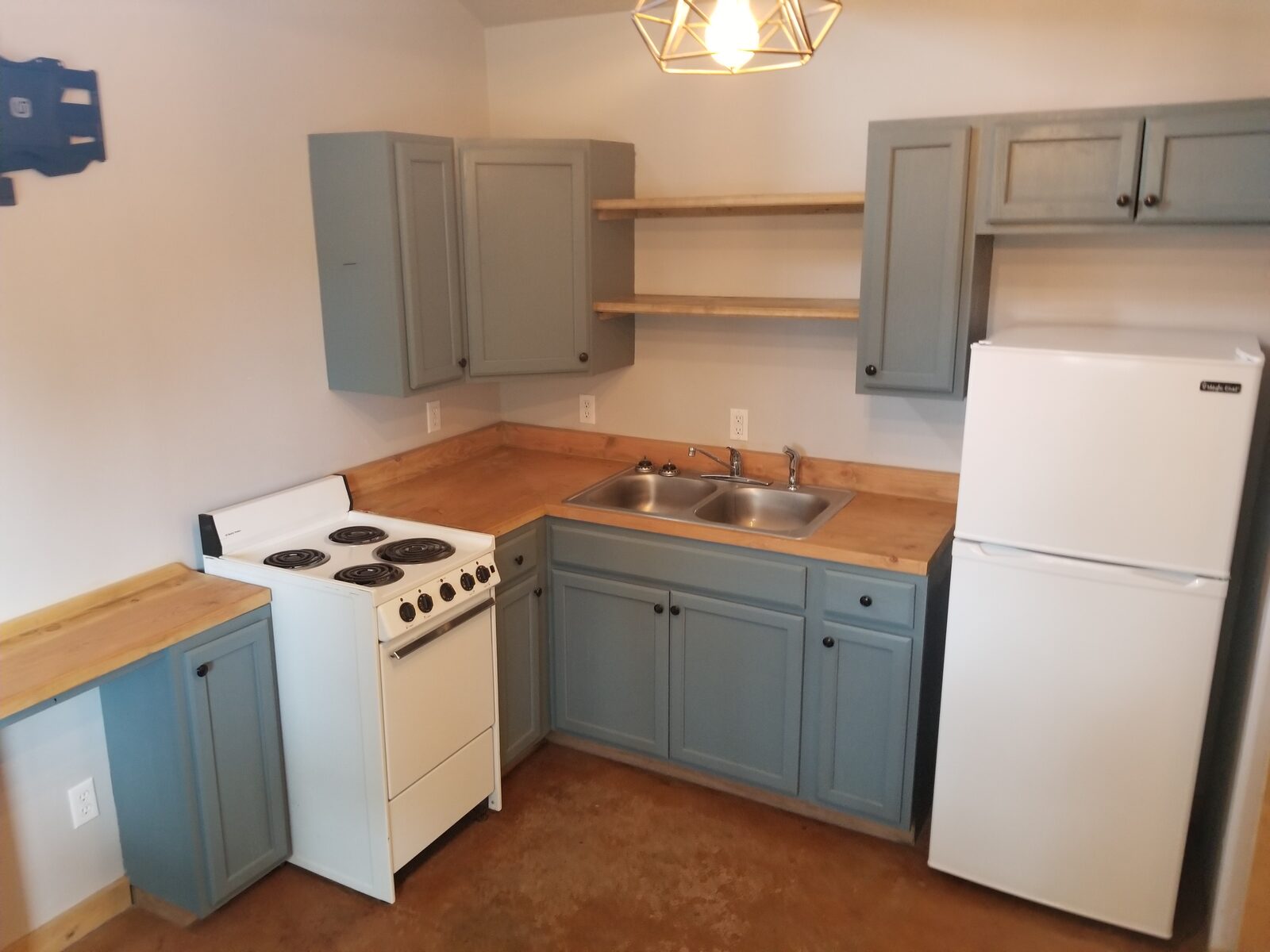 645 2nd Ave W - Photo 2